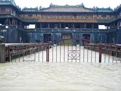 Miền Trung - Đối đầu với lũ dữ