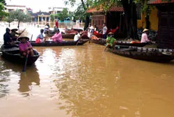 Miền Trung - Đối đầu với lũ dữ ảnh 2