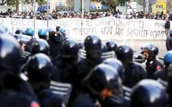 Một CĐV bị cảnh sát bắn chết