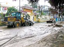 Lũ rút: Khó khăn chồng chất