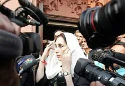 Pakistan: Chấm dứt quản thúc bà Bhutto