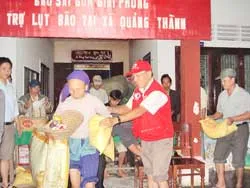 “Chữ thập đỏ” cùng người dân vượt lũ