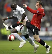 Khi Manchester United không có Rooney ( phải), Bolton như cất đi một gánh nặng.