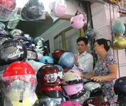 Mạnh tay với nhà sản xuất, buôn bán nón bảo hiểm “dỏm”