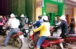 Gửi xe cũng phải “lót tay”!