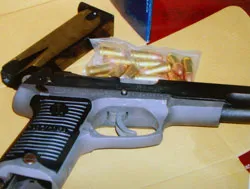 Và khẩu súng bị bắt tại sân bay Tân Sơn Nhất ngày 23-11-2007, ảnh: Công Quốc