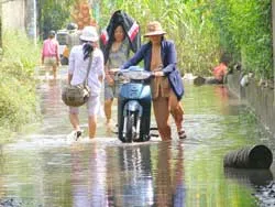 Triều cường ở TPHCM đạt xấp xỉ 1,49m: Nhiều nơi tiếp tục chìm trong nước