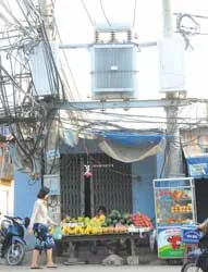 Xây dựng bên dưới trụ điện trung thế




Góc ảnh xấu - đẹp ảnh 3