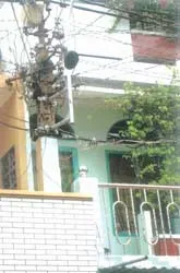 Cùng nhau... “ôm” cột
