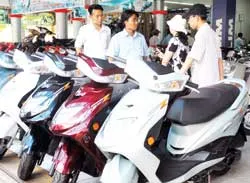 Thị trường xe máy cuối năm tại TPHCM: “Sốt” xe tay ga, ế xe giá rẻ