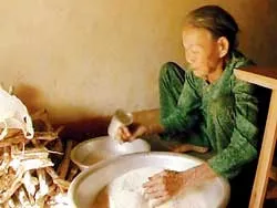Nộp tiền mới được nhận quà cứu trợ