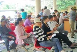 Dân lo “chạy”, quận huyện quá tải! ảnh 2