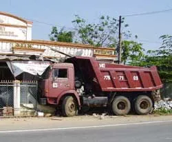 Quảng Ngãi: Xe tải chạy lạc... vô nhà dân