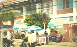 Cổng trường nhếch nhác