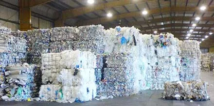 Săn chai nhựa vì... giá dầu tăng