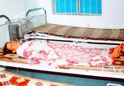 Hai mẹ con côi cút