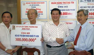 Tặng 300 triệu đồng chữa bệnh cho người nghèo