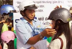 Sáng nay, tại Đầm Sen: Tặng 2.000 nón bảo hiểm cho lao động nghèo