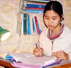 Cô bé mồ côi và nỗi lo đại học