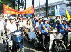 Hà Nội và TPHCM: Phát động người dân đội nón bảo hiểm