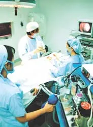 Thu hút chất xám từ các bệnh viện công: “Mặt trái” của xã hội hóa y tế ?