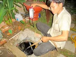 Cả ngàn hộ dân ở Bình Thạnh (TPHCM) điêu đứng vì thiếu nước sinh hoạt ảnh 2