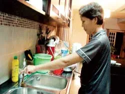 Cả ngàn hộ dân ở Bình Thạnh (TPHCM) điêu đứng vì thiếu nước sinh hoạt