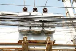 Cáp viễn thông giăng sát vào máy biến thế