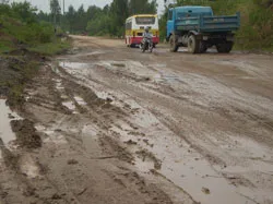 Đường làm xong vẫn không dời cột? ảnh 2