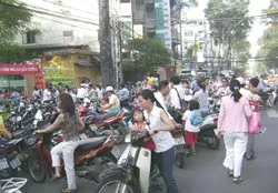 Đưa rước học sinh đi học - Cần được nhân rộng