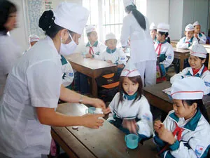 Các bạn nhỏ ở Điện Biên đang được nhân viên y tế cho dùng thuốc tẩy giun do Công ty Johnson & Johnson tài trợ. Như các cậu bé ở những TP lớn của đất nước ta, em trai ở Trường Tiểu học Bế Văn Đàn, Điện Biên cũng đến trường với một chiếc cặp có in hình “5 anh em siêu nhân” rất “oách”. Những gương mặt xinh xắn và những đôi mắt sáng lên rất vui khi được chụp hình. Quốc Việt <>