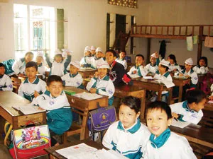 Như các cậu bé ở những TP lớn của đất nước ta, em trai ở Trường Tiểu học Bế Văn Đàn, Điện Biên cũng đến trường với một chiếc cặp có in hình “5 anh em siêu nhân” rất “oách”. Những gương mặt xinh xắn và những đôi mắt sáng lên rất vui khi được chụp hình. Quốc Việt <>