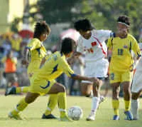 Đội trưởng Kim Chi (14, Việt Nam) trước hàng phòng ngự của Thái Lan. Hoàng Hùng