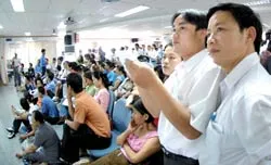 Phục vụ hay cạnh tranh với khách hàng?