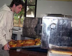 Hai ông “Tây ba lô” và lò bánh mì của trẻ mồ côi