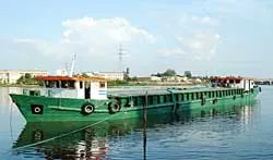 Đưa thêm sà lan cấp nước cho khu dân cư Bình Lợi