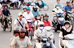 Người đi xe máy bắt buộc phải đội nón bảo hiểm