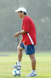 Tìm người kế nhiệm Riedl: Không có chỗ cho “hàng nội” ảnh 1