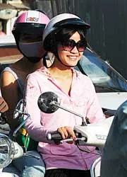 Từ việc người dân cả nước tự giác đội nón bảo hiểm khi đi xe máy:  Nét văn hóa mới đã hình thành