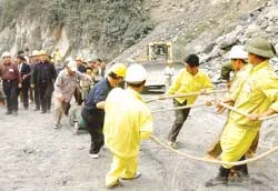 Vụ sập mỏ đá làm chết 18 công nhân tại công trường Thủy điện Bản Vẽ: Chồng chất nỗi đau ảnh 2