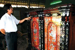 Khấm khá nhờ nghề làm tủ thờ