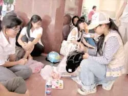 Nhiều dịch vụ “đồng hành” cùng nón bảo hiểm