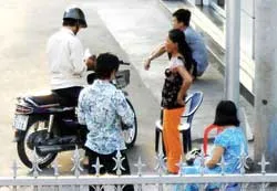 Từ phản ánh của Báo SGGP: Đình chỉ 2 đại lý bán vé tàu tết
