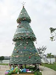 Cây thông Noel làm bằng 8.010 vỏ bia Heineken
