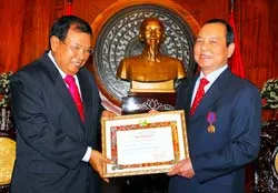 Đồng chí Lê Thanh Hải đón nhận Huân chương Tự do hạng nhất của Lào