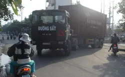 Đất cát rơi đầy quốc lộ ảnh 2