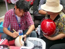 Trang trí nón bảo hiểm - Sôi động và hút khách