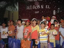 Mang Giáng sinh cho trẻ thiếu may mắn