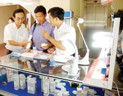 Khi ba nhà bắt tay