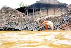 Lũ lớn ở Đông Java (Indonesia): Ít nhất 50 người mất tích